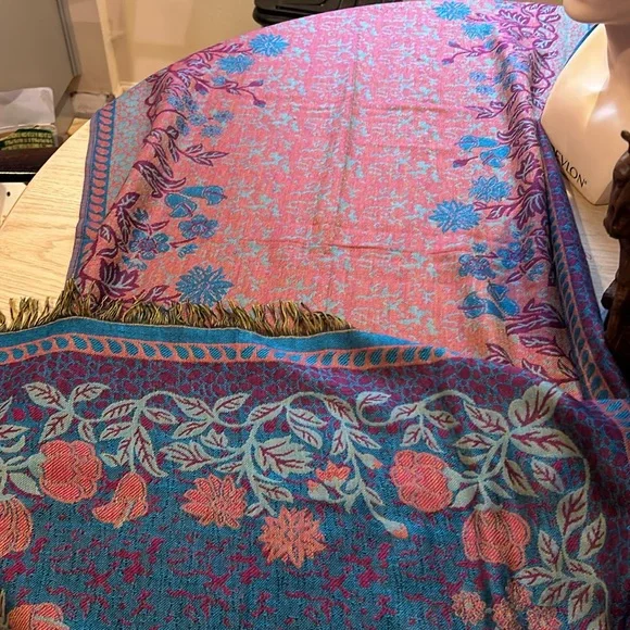 Beautiful light weight I believe scarf - Picture 5 of 7